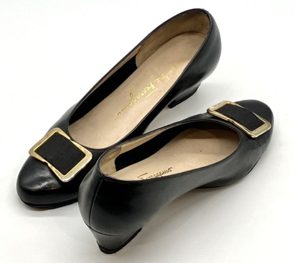 画像18: OLD FERRAGAMO(オールドフェラガモ)ゴールド金具付きブラックレザーパンプス 4C (18)