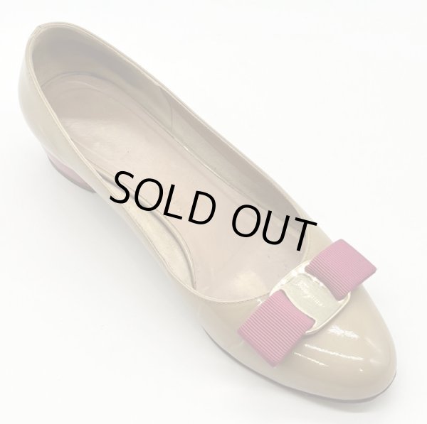 画像2: OLD FERRAGAMO(オールドフェラガモ) ベージュパテントレザー×ピンクヴァラリボンパンプス 5 1/2C (2)