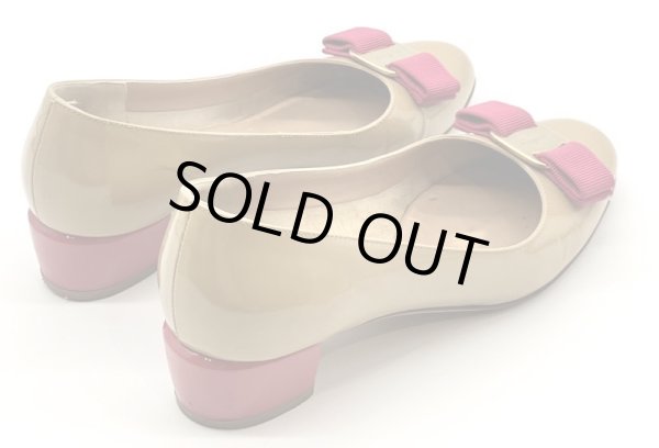 画像14: OLD FERRAGAMO(オールドフェラガモ) ベージュパテントレザー×ピンクヴァラリボンパンプス 5 1/2C (14)