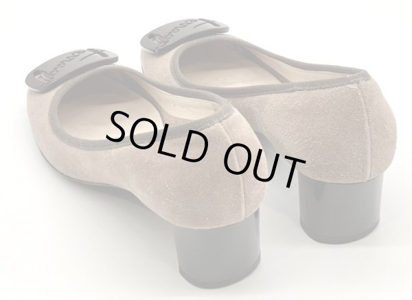 画像13: OLD FERRAGAMO(オールドフェラガモ) スモーキーピンクスエード×ロゴプレート付きチャンキーヒールパンプス 5C (13)