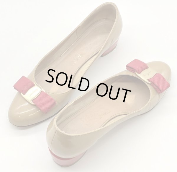 画像18: OLD FERRAGAMO(オールドフェラガモ) ベージュパテントレザー×ピンクヴァラリボンパンプス 5 1/2C (18)