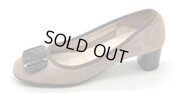 画像3: OLD FERRAGAMO(オールドフェラガモ) スモーキーピンクスエード×ロゴプレート付きチャンキーヒールパンプス 5C (3)