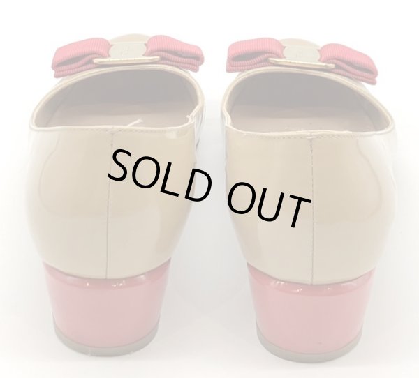 画像10: OLD FERRAGAMO(オールドフェラガモ) ベージュパテントレザー×ピンクヴァラリボンパンプス 5 1/2C (10)