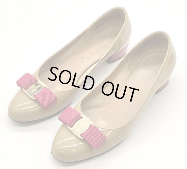 画像11: OLD FERRAGAMO(オールドフェラガモ) ベージュパテントレザー×ピンクヴァラリボンパンプス 5 1/2C (11)