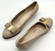 画像18: OLD FERRAGAMO(オールドフェラガモ) アイボリーベージュスエードヴァラリボンパンプス 6 1/2C (18)