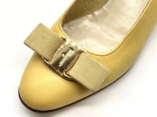 画像8: OLD FERRAGAMO(オールドフェラガモ) イエローレザーヴァラリボンパンプス 4 1/2D (8)