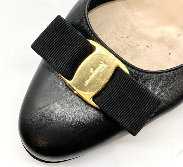 画像9: OLD FERRAGAMO(オールドフェラガモ) ブラックレザーヴァラリボンバックストラップパンプス 8C (9)