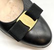 画像10: OLD FERRAGAMO(オールドフェラガモ) ブラックレザーヴァラリボンバックストラップパンプス 8C (10)