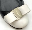 画像8: OLD FERRAGAMO(オールドフェラガモ) ホワイト×ブラックバイカラーレザーヴァリナリボンフラットシューズ 6 1/2D (8)