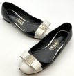 画像15: OLD FERRAGAMO(オールドフェラガモ) ホワイト×ブラックバイカラーレザーヴァリナリボンフラットシューズ 6 1/2D (15)