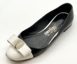 画像1: OLD FERRAGAMO(オールドフェラガモ) ホワイト×ブラックバイカラーレザーヴァリナリボンフラットシューズ 6 1/2D (1)