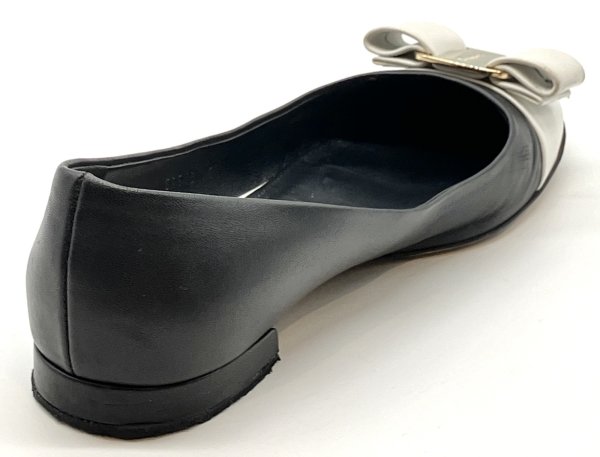 画像6: OLD FERRAGAMO(オールドフェラガモ) ホワイト×ブラックバイカラーレザーヴァリナリボンフラットシューズ 6 1/2D (6)