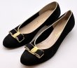 画像9: OLD FERRAGAMO(オールドフェラガモ) ブラックスエード×ゴールドパイピングヴァラリボンパンプス 8 1/2B (9)