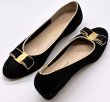 画像16: OLD FERRAGAMO(オールドフェラガモ) ブラックスエード×ゴールドパイピングヴァラリボンパンプス 8 1/2B (16)