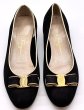 画像7: OLD FERRAGAMO(オールドフェラガモ) ブラックスエード×ゴールドパイピングヴァラリボンパンプス 8 1/2B (7)
