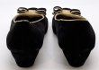 画像8: OLD FERRAGAMO(オールドフェラガモ) ブラックスエード×ゴールドパイピングヴァラリボンパンプス 8 1/2B (8)