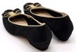 画像11: OLD FERRAGAMO(オールドフェラガモ) ブラックスエード×ゴールドパイピングヴァラリボンパンプス 8 1/2B (11)