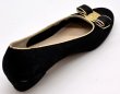 画像4: OLD FERRAGAMO(オールドフェラガモ) ブラックスエード×ゴールドパイピングヴァラリボンパンプス 8 1/2B (4)