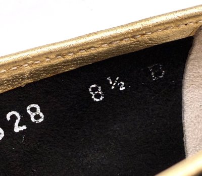 画像2: OLD FERRAGAMO(オールドフェラガモ) ブラックスエード×ゴールドパイピングヴァラリボンパンプス 8 1/2B