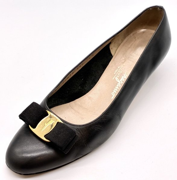 画像1: OLD FERRAGAMO(オールドフェラガモ) ブラックレザーヴァラリボンパンプス 7 1/2C (1)