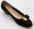 画像2: OLD FERRAGAMO(オールドフェラガモ) ダークブラウンスエードヴァラリボンパンプス 6 1/2C (2)