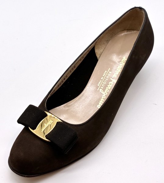 画像1: OLD FERRAGAMO(オールドフェラガモ) ダークブラウンスエードヴァラリボンパンプス 6 1/2C (1)