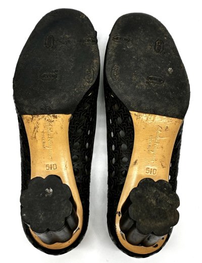 画像2: OLD FERRAGAMO(オールドフェラガモ) ブラックメッシュ×レーザーカッティングリボンフラワーヒールパンプス 5 1/2D