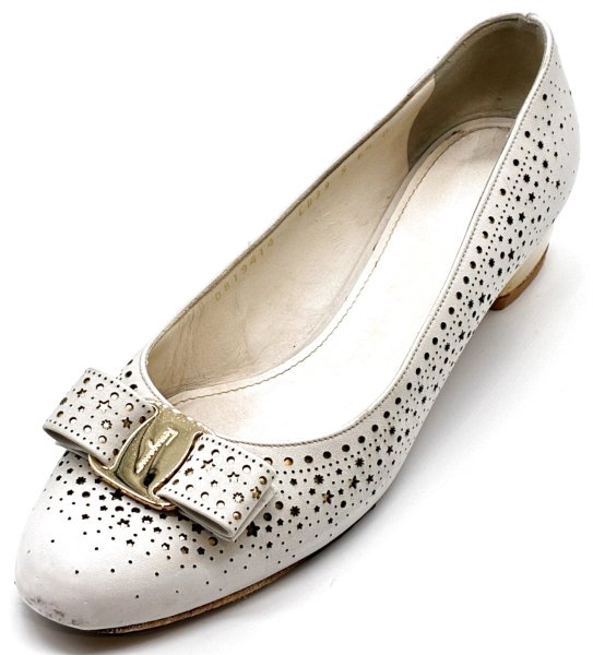 画像1: OLD FERRAGAMO(オールドフェラガモ) ホワイト×ゴールドスターカッティングヴァラリボンパンプス 6 1/2D (1)