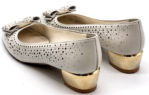画像13: OLD FERRAGAMO(オールドフェラガモ) ホワイト×ゴールドスターカッティングヴァラリボンパンプス 6 1/2D (13)