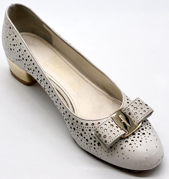 画像2: OLD FERRAGAMO(オールドフェラガモ) ホワイト×ゴールドスターカッティングヴァラリボンパンプス 6 1/2D (2)