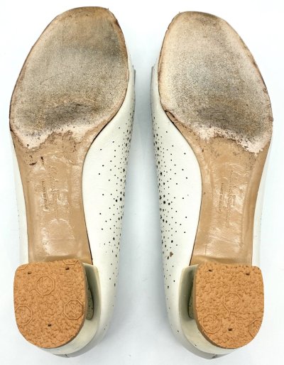 画像2: OLD FERRAGAMO(オールドフェラガモ) ホワイト×ゴールドスターカッティングヴァラリボンパンプス 6 1/2D