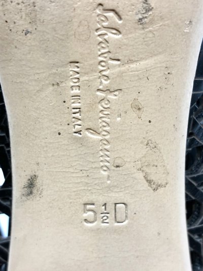 画像1: OLD FERRAGAMO(オールドフェラガモ) ブラックメッシュ×レーザーカッティングリボンフラワーヒールパンプス 5 1/2D