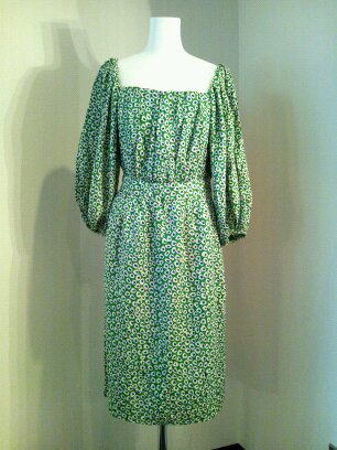 ♡Rental Dress YVES SAINT LAURENT(イヴサンローラン）70'sヴィンテージグリーンプリントシルクドレス - ella