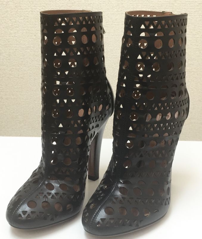 ALAIA(アライア)カットワークブラックレザーショートブーツ35 - ella