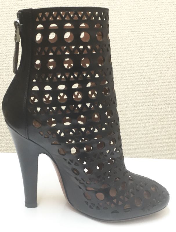 ALAIA(アライア)カットワークブラックレザーショートブーツ35 - ella